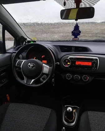 Toyota Yaris cena 28500 przebieg: 105500, rok produkcji 2014 z Szamotuły małe 29